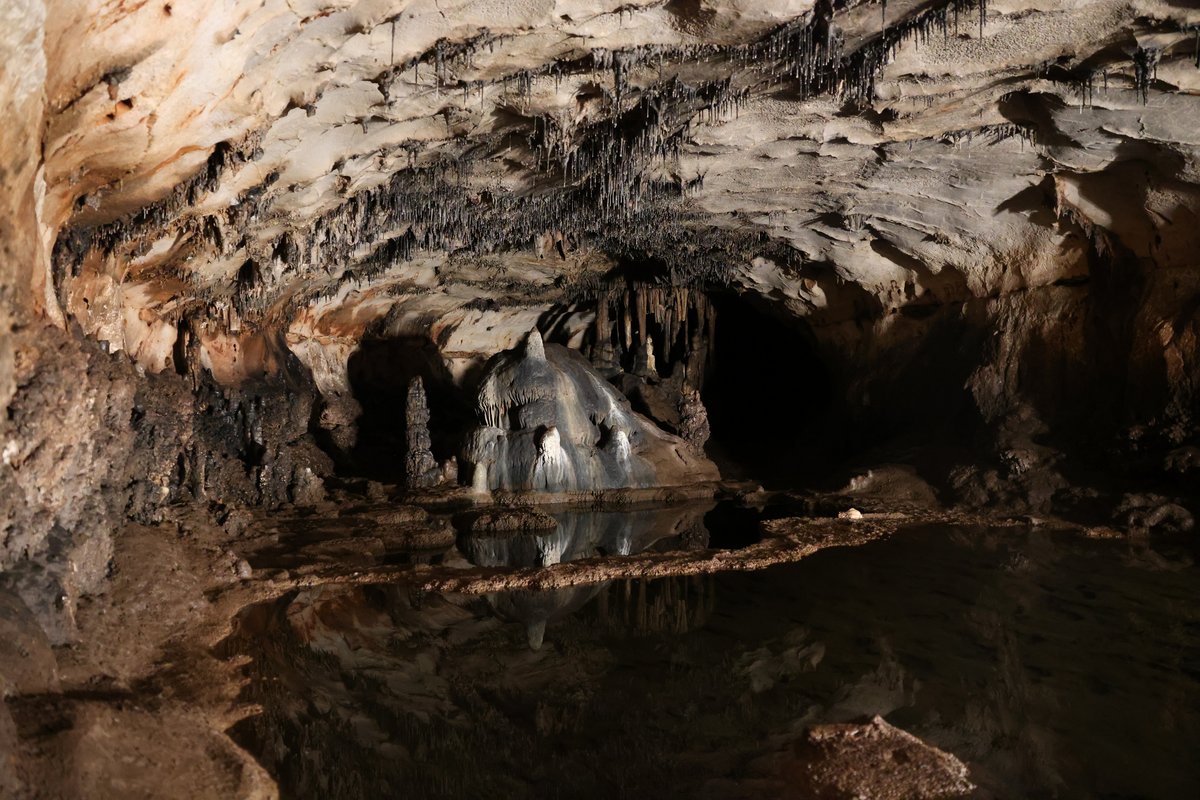 Boca de entrada de Cova Dones, karst de Cortes-Millares